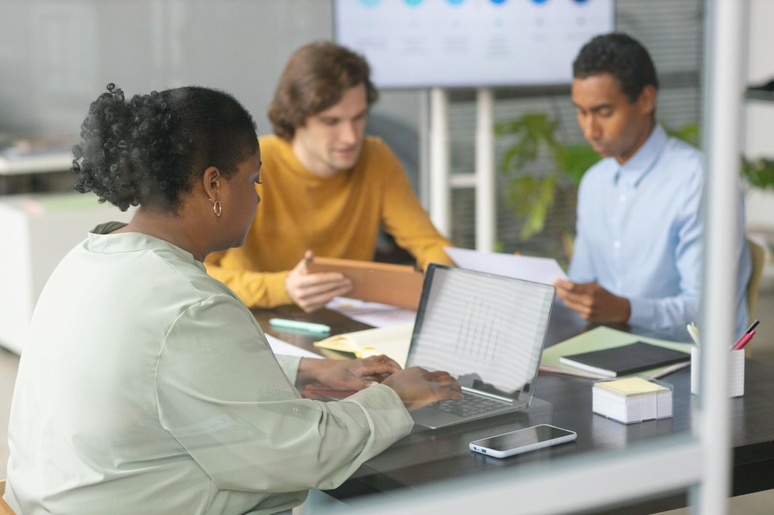 Analyse approfondie de documents financiers et états comptables