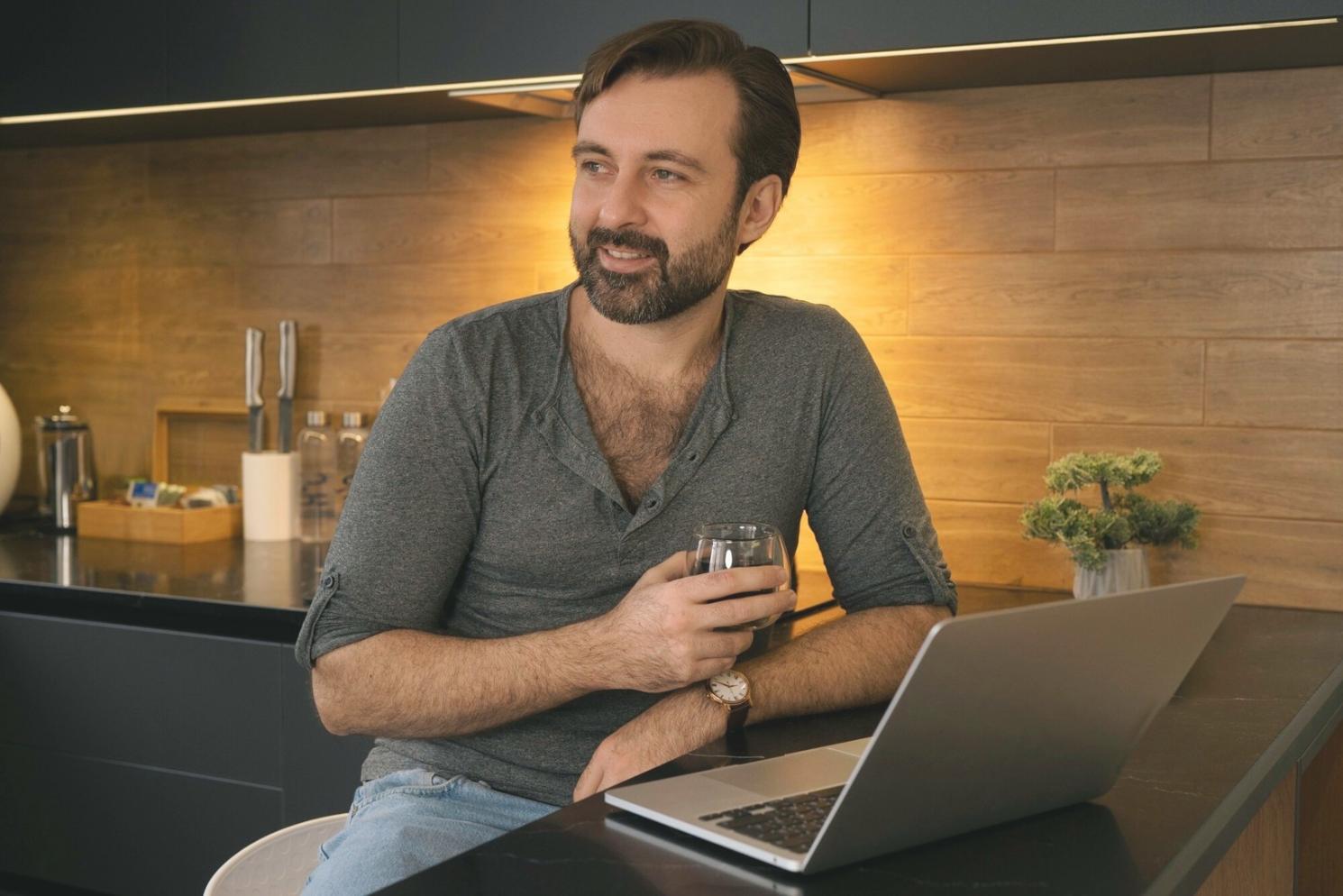 Étudiants travaillant sur l'analyse de documents financiers