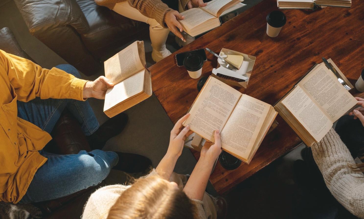 Bureau d'analyse financière avec documents et outils de travail